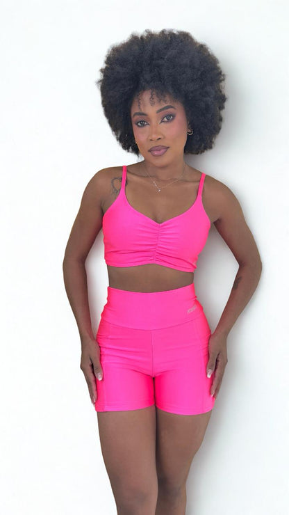 Conjunto short com bolso  e top alça fina rosa neon