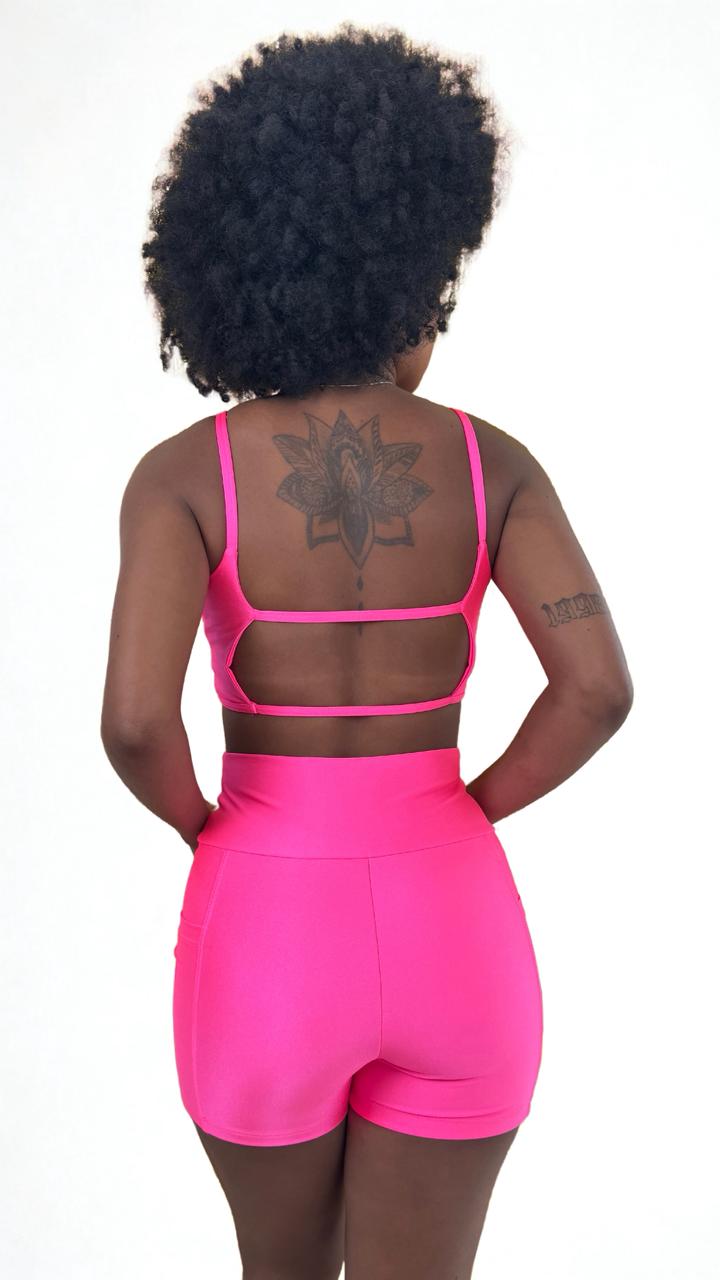 Conjunto short com bolso  e top alça fina rosa neon